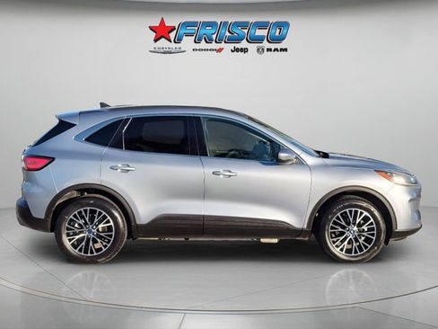 Used 2022 Ford Escape Titanium image 2