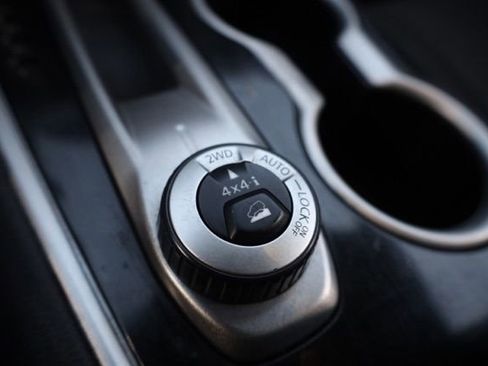 Used 2019 Nissan Pathfinder SV image 8