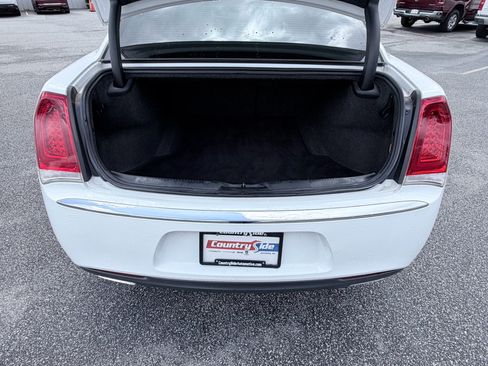 Used 2020 Chrysler 300 Limited RWD image 9
