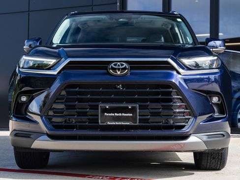 Used 2025 Toyota Grand Highlander AWD image 4