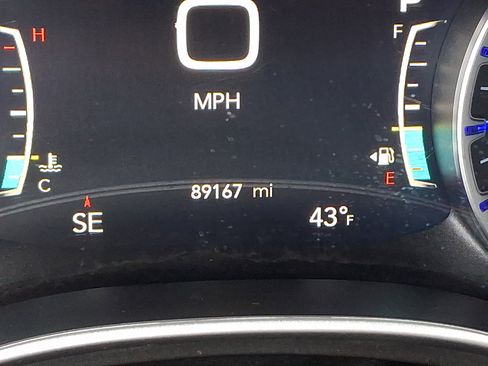 Used 2023 Chrysler Pacifica Touring-L FWD image 18
