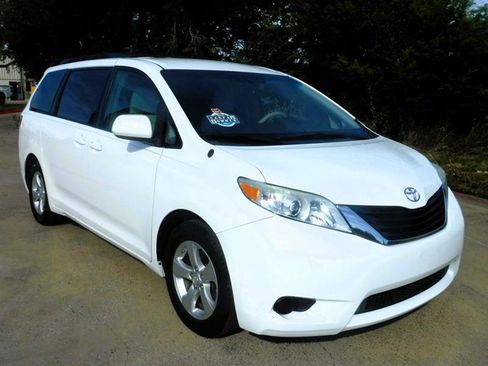 Used 2012 Toyota Sienna LE image 2