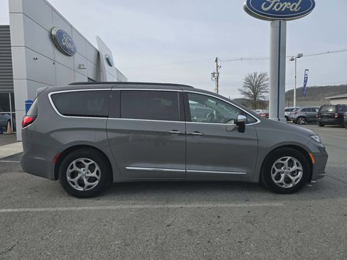 Used 2023 Chrysler Pacifica Limited FWD image 2