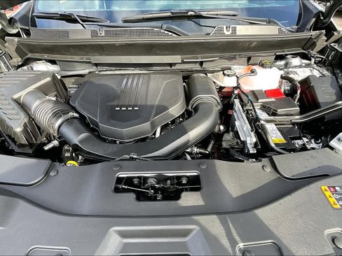 Used 2025 Chevrolet Traverse LT image 16