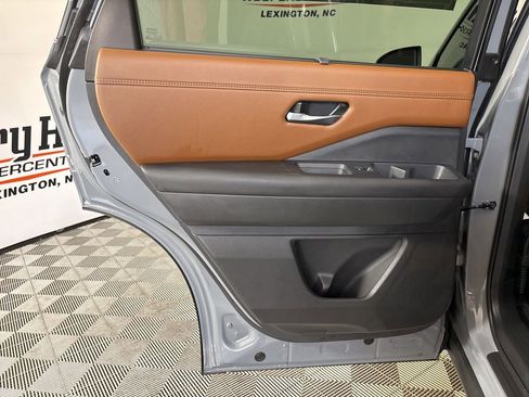 Used 2025 Nissan Pathfinder Platinum AWD/4WD image 24