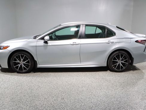 Used 2024 Toyota Camry SE w/ Cold Weather Package FWD image 10
