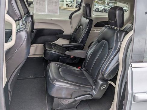 Used 2023 Chrysler Pacifica Touring-L FWD image 15