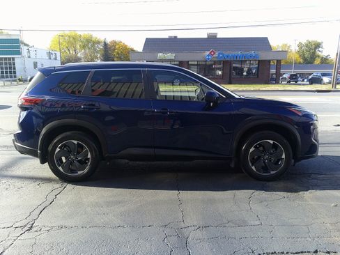 Used 2024 Nissan Rogue SV w/ SV Premium Package image 6