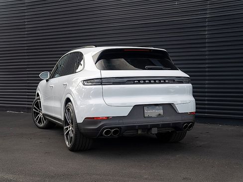 Used 2025 Porsche Cayenne S AWD/4WD image 3