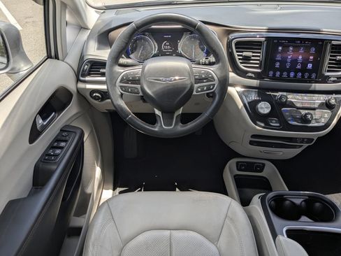 Used 2017 Chrysler Pacifica Touring-L Plus w/ Advanced Safetytec Group FWD image 25