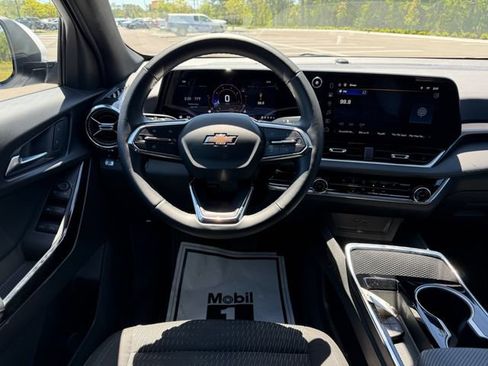 Used 2025 Chevrolet Equinox LT FWD image 12