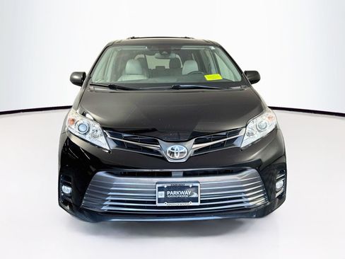 Used 2018 Toyota Sienna XLE Premium w/ Outdoor Package AWD/4WD image 2