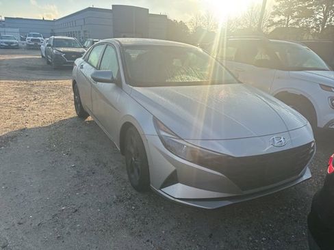 Used 2022 Hyundai Elantra SEL w/ Convenience Package image 1