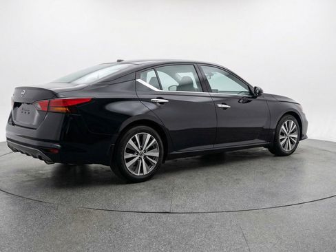 Used 2025 Nissan Altima 2.5 SV image 9