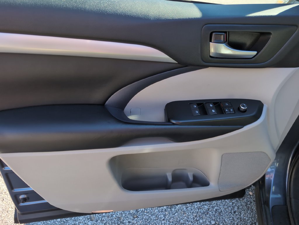 Used 2018 Toyota Highlander XLE AWD/4WD image 11