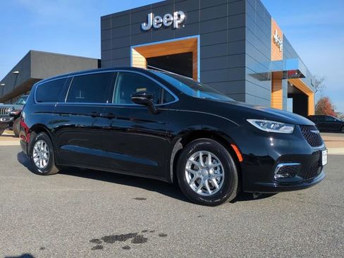 New 2026 Chrysler Pacifica Select image 2