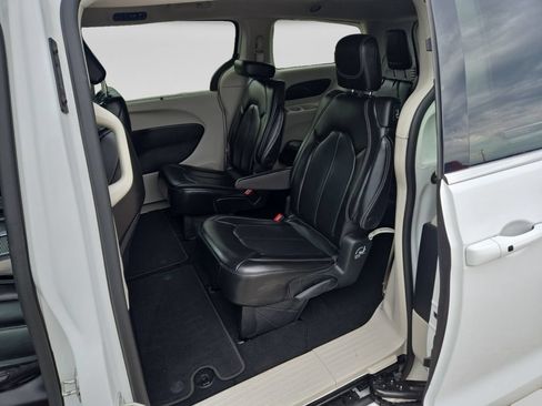 Used 2023 Chrysler Pacifica Touring-L FWD image 36