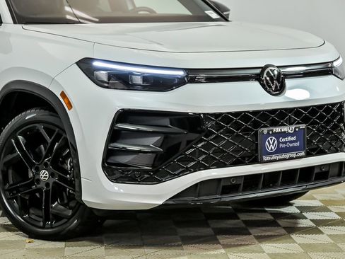 Used 2025 Volkswagen Tiguan SE R-Line AWD/4WD image 2