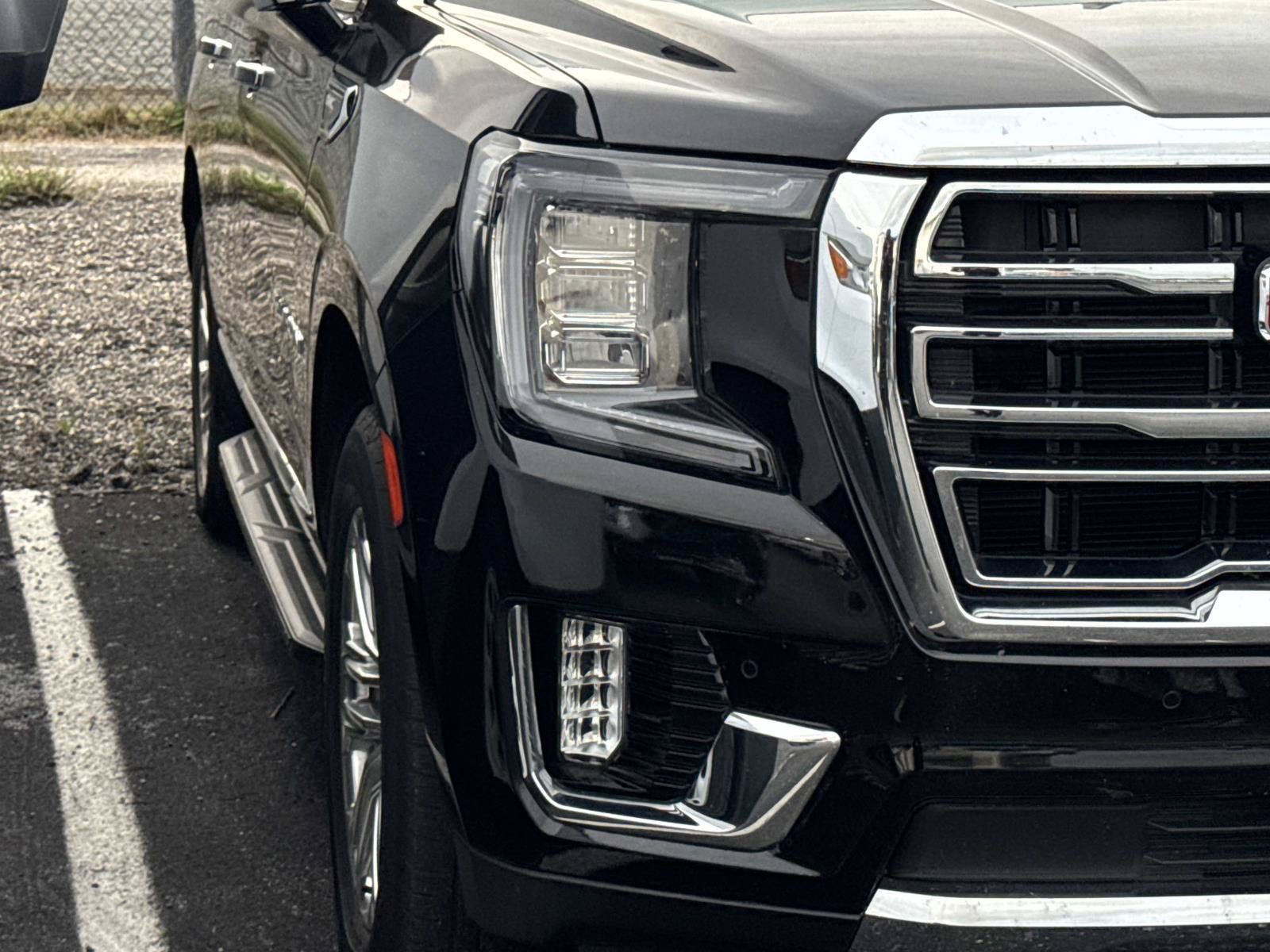 Used 2023 GMC Yukon SLT w/ SLT Premium Package AWD/4WD image 4