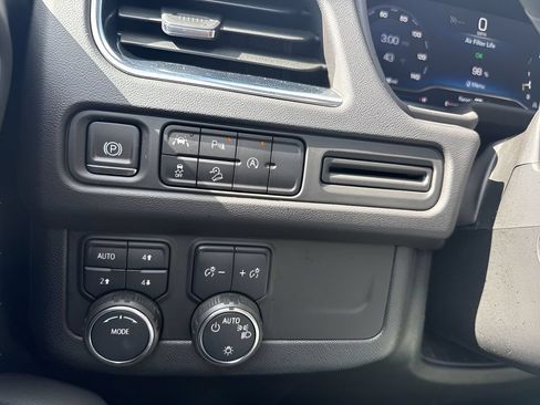 Used 2023 Chevrolet Suburban Premier AWD/4WD image 26