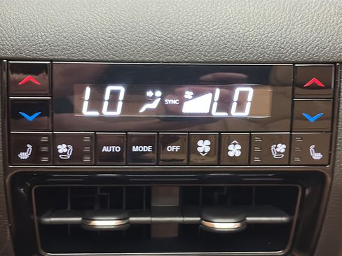 Used 2023 Jeep Grand Cherokee Summit AWD/4WD image 12
