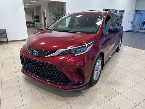 Used 2022 Toyota Sienna XSE image 3