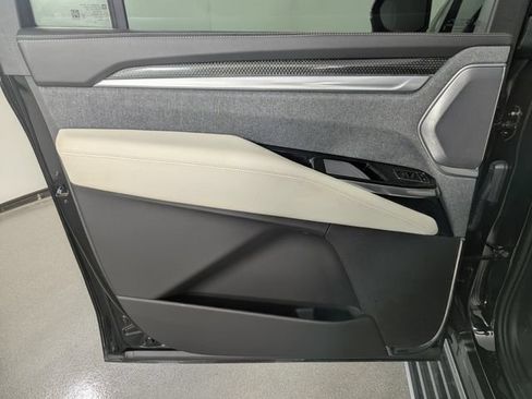 Used 2025 Cadillac Escalade ESV V AWD/4WD image 15