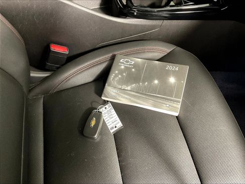 Used 2024 Chevrolet Trax RS FWD image 34