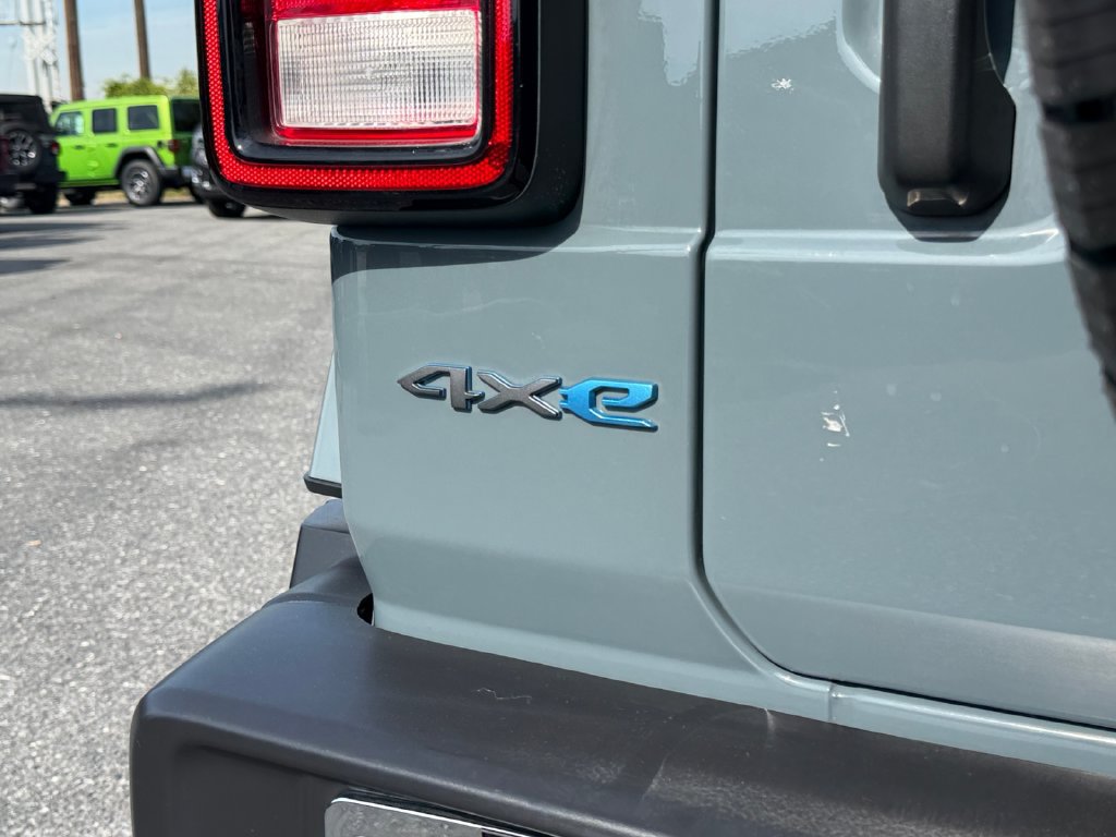 Used 2024 Jeep Wrangler Unlimited AWD/4WD image 16