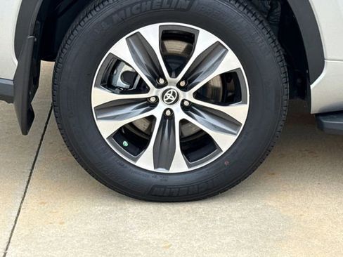 Used 2024 Toyota Highlander XLE AWD/4WD image 9