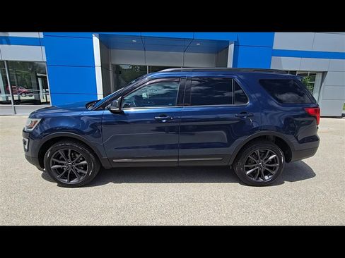 Used 2017 Ford Explorer XLT w/ Equipment Group 202A AWD/4WD image 5