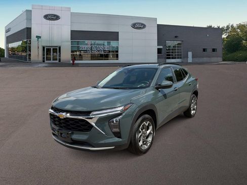 Used 2025 Chevrolet Trax LT w/ LT Convenience Package FWD image 4