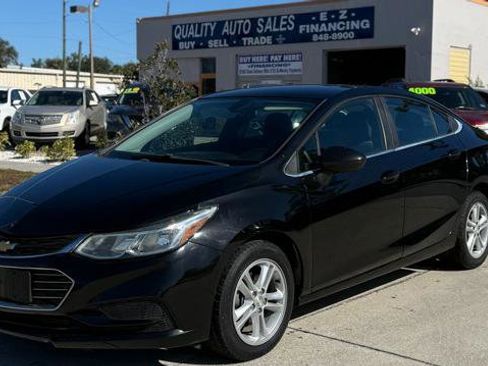 Used 2018 Chevrolet Cruze LT image 1