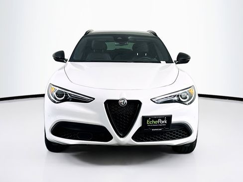 Used 2022 Alfa Romeo Stelvio Veloce image 2