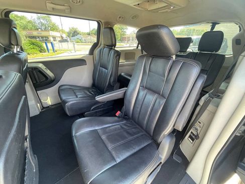 Used 2014 Chrysler Town & Country Touring image 14