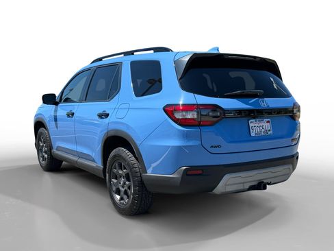 Used 2025 Honda Pilot TrailSport image 3