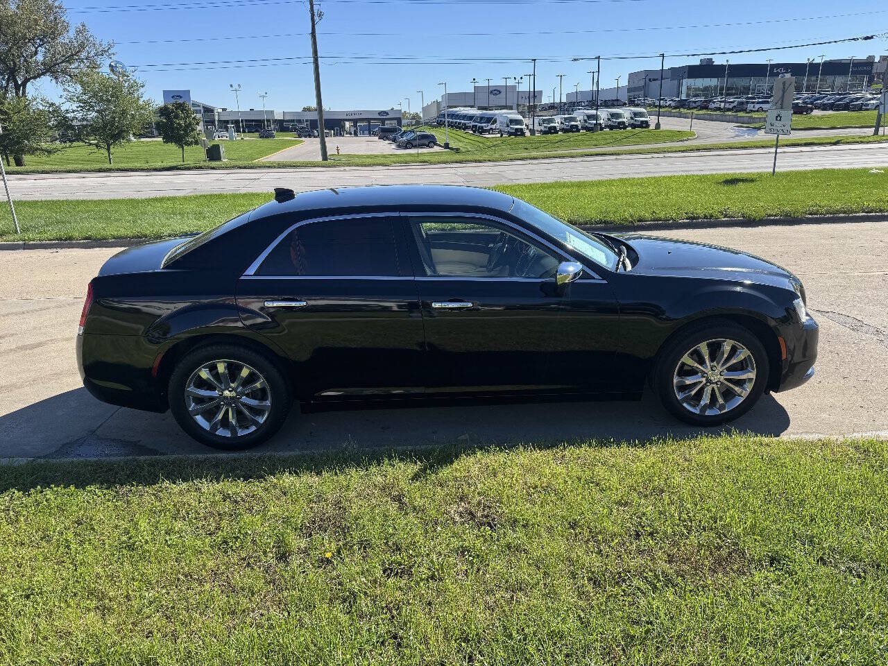 Used 2018 Chrysler 300 Limited AWD/4WD image 6