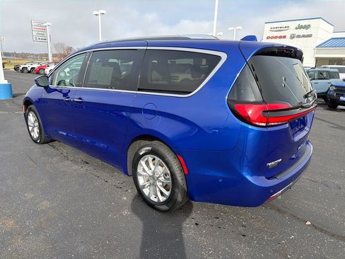 Used 2021 Chrysler Pacifica Touring-L w/ Uconnect Theater Family Group image 3