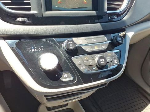 Used 2019 Chrysler Pacifica Touring-L FWD image 22