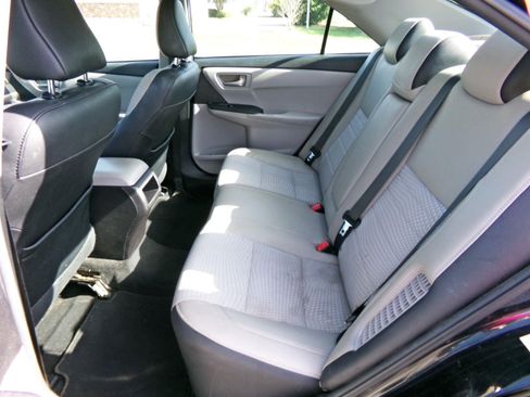 Used 2015 Toyota Camry SE w/ Moonroof Package FWD image 13