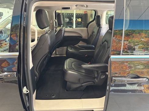 Used 2023 Chrysler Pacifica Touring-L FWD image 34