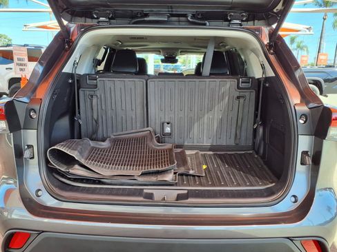 Certified 2024 Toyota Highlander XLE FWD image 9