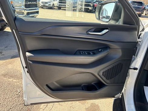 Used 2023 Jeep Grand Cherokee Laredo image 7