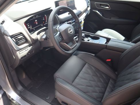 New 2025 Nissan Rogue Platinum image 13