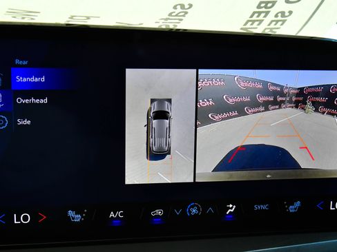 Used 2024 Chevrolet Traverse LT FWD image 19