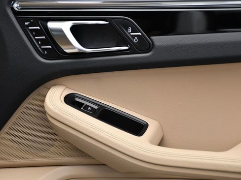 Used 2025 Porsche Macan image 42