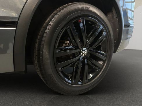 Used 2022 Volkswagen Tiguan SE R-Line image 22