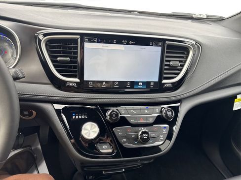 New 2026 Chrysler Pacifica Select image 16