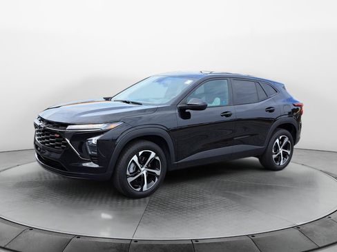 Used 2024 Chevrolet Trax RS w/ Driver Confidence Package FWD image 3