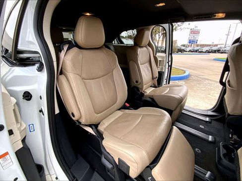 Used 2021 Toyota Sienna Limited image 18